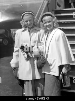 Gloria Ward & Eileen McDonnell - Skaters mit der 140-köpfigen Besetzung der Rollschuhshow Skating Vanitys von 1951, die für eine sechswöchige Saison im Empire Pool in Wembley beginnt. Glorias Beine allein sind für 000 Pfund versichert. Foto vom 11. Juni 1951 ©TopFoto Stockfoto