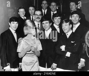 Letzte Nacht im London Palladium sind die blonde Songstress Dusty Springfield mit den Dave Clark Five, die erste Reihe von links nach rechts: Dennis Payton; Dave Clark (Arm um Dusty); Len Davidson. Von links nach rechts hinter Clark sind RicjkHuxley und Mike Smith. Hintergrund sind einige Mitglieder der Tottenham Hotspur Football-Mannschaft, die Visitng Dave aus Tottenham waren. Februar 1964 Stockfoto