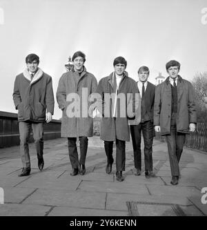 London: Gestern in London ist der Dave Clark Five zu sehen, dessen Rekord "Good All Over" den ersten Platz in der Hit Parade von den Beatles übernommen hat. Von links nach rechts: Dennis Payton, 20, Mike Smith, 20, Dave Clark 21, Len Davidson und Rich Huxley, 21. 17. Januar 1964 Stockfoto