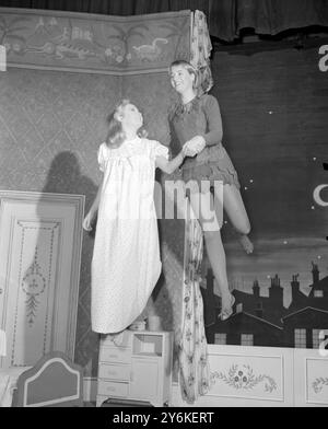 Die Dächer im Hintergrund sind mit einer Fernsehantenne für Sir James Barries Klassiker Peter Pan auf den neuesten Stand gebracht, die im Londoner Scala Theatre zu Weihnachten eröffnet wird. Das Foto zeigt das führende Paar Peter Pan (Julia Lockwood) und Wendy (Juliet Mills), dessen Eltern im Theaterbereich bekannt sind. - 13. Dezember 1960. ©TopFoto Stockfoto