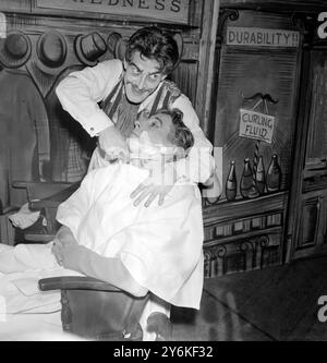 Donald Britton als Sweeney Todd, Demon Barber of Fleet Street und sein Opfer Mark Ingestre, gespielt von Desmond Doyle – Probe für die erste Londoner Aufführung am 16. August 1960 im Royal Opera House in Covent Garden, London. Stockfoto