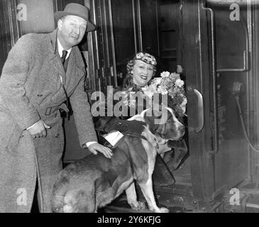 In Waterloo, auf der Abreise nach Südafrika. Miss Luella Paikin, Prima Donna von Carl Rose Company, und Mr. Kingsley Lark, Produzent, auf Abreise zu einer Krönungsreise durch Südafrika. 16. April 1937 Stockfoto