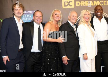 CA. 25. September 2024. Matthew Barnet, Caroline Barnet, Tommy Barnet, Rebecca King-Crews, Terry Crews, Gäste, die zur jährlichen Gala der Nacht der Träume im LA Dream Center, The Beverly Hills Hotel, Beverly Hills, CA, am 25. September 2024 ankommen. Quelle: Priscilla Grant/Everett Collection/Alamy Live News Stockfoto