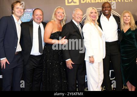 CA. 25. September 2024. Matthew Barnet, Caroline Barnet, Tommy Barnet, Rebecca King-Crews, Terry Crews, Gäste, die zur jährlichen Gala der Nacht der Träume im LA Dream Center, The Beverly Hills Hotel, Beverly Hills, CA, am 25. September 2024 ankommen. Quelle: Priscilla Grant/Everett Collection/Alamy Live News Stockfoto