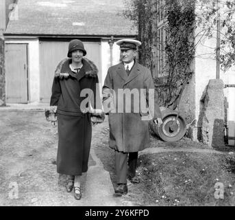 Signor Marconi fotografierte mit seiner Verlobten Miss Paynter am 11. April 1925 in Boskenna: Marchese Guglielmo Marconi (25. April 1874 – 20. Juli 1937), italienischer Erfinder gemischter italienischer und irischer Ethnizität, bekannt für seine Entwicklung eines Radiotelegrafensystems. © TopFoto Stockfoto