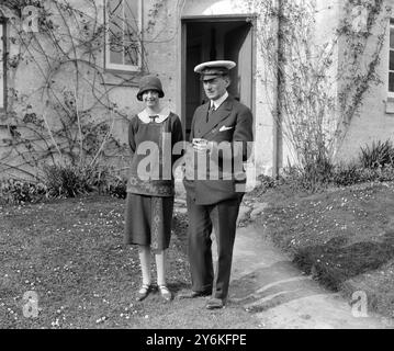 Signor Marconi fotografierte mit seiner Verlobten Miss Paynter am 11. April 1925 in Boskenna: Marchese Guglielmo Marconi (25. April 1874 – 20. Juli 1937), italienischer Erfinder gemischter italienischer und irischer Ethnizität, bekannt für seine Entwicklung eines Radiotelegrafensystems. © TopFoto Stockfoto