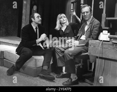 Sean Connery – schottischer Schauspieler mit seiner Frau Diane Cilento und Schauspieler Robert Hardy in einer Szene aus I've Seen You Cut Zitronen auf der Bühne des Fortune Theatre – 9. Dezember 1969. Stockfoto