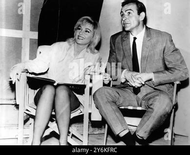 Sean Connery – schottischer Schauspieler mit seiner Frau Diane Cilento am Set ihres neuesten Films – 31. Dezember 1964 Stockfoto