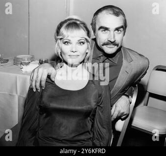 Sean Connery – schottischer Schauspieler, der hier mit seiner Frau Schauspielerin Diane Cilento bei einem Empfang am 29. Oktober 1969 zu sehen ist. ©TopFoto Stockfoto