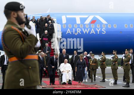 **NO LIBRI** Luxemburg, 26.9.2024.Papst Franziskus wird von Luxemburgs Großherzog Henri, zweiter von links, Großherzogin Maria Teresa, rechts, und von Premierminister Luc Friede, links, bei seiner Ankunft am Findel International Airport in Luxemburg empfangen Foto von VATIKANISCHEN MEDIEN /Katholisches Pressefoto Stockfoto