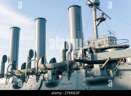 An Bord eines alten Dampfschiffes mit Vintage-Marinehintergrund Stockfoto