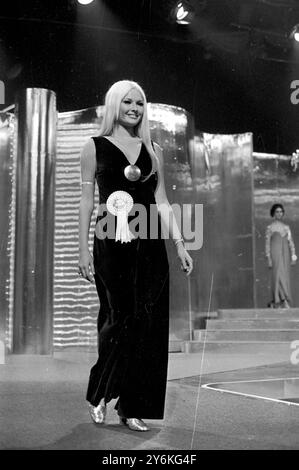 London: Miss Israel, der 18-jährige Mirey Zamir aus Haifa, wurde bei der Abendparade beim Finale des Miss World Beauty Contests 1968 im Lyceum Ballroom in London gesehen. Die neue Miss World ist die 18-jährige Penelope Plummer aus Sydney, Australien. Vizemeister war die britische Miss Kathleen Winstanley. 15. November 1968 Stockfoto