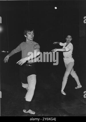 RUDOLF NUREYEV und MARGOT FONTEYN Proben Raymonda im November 1965 in Paris Stockfoto