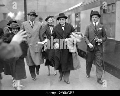 In Waterloo Station, wo Sie das New York Philharmonic Symphony Orchestra dirigieren. Sir John Giovanni Battista Barbirolli (* 2. Dezember 1899 bis 29. Juli 1970) war ein britischer Dirigent und Cellist. 21. Oktober 1936 © TopFoto Stockfoto