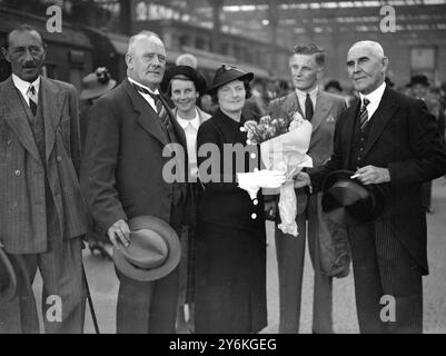 In Waterloo kam er an, um seine Ernennung zum Hochkommissar für Neuseeland anzunehmen. Herr William James Jordan (Labour M.P. und einmaliger Polizist), Frau Jordan, ihr Sohn William und ihre Tochter Gwen. Auf der rechten Seite befindet sich Sir James Parr mit Bouquet und Brigadegeneral Whitehead (links). August 1936 © TopFoto Stockfoto