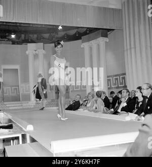 London: Marie Moua, Miss Tahiti, wurde heute Abend während der Bademode-Parade im Finale der Miss World Competition gezeigt. Lesley Langley gewann den Titel. 19. November 1965 Stockfoto