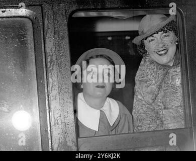 Miss Molly Picon (links), US-amerikanische Comedienne und Miss Rose Perfect, Musical Comedy-Schauspielerin, verließen Waterloo Station nach Südafrika am 5. Februar 1937 – Molly Picon (1. Juni 1898 – 5. April 1992) war ein US-amerikanischer Star auf der Bühne, dem Bildschirm und dem Fernsehen sowie Lyriker. Sie war in erster Linie ein Star im jiddischen Theater und Film, aber als das jiddische Theater verbließ, begann sie in englischsprachigen Produktionen aufzutreten. © TopFoto Stockfoto