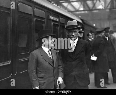 Leo Amery, M.P., zusammen mit dem südafrikanischen Präsidenten General Herzog auf der Waterloo Station im Jahr 1935 – Leopold Charles Maurice Stennett Amery CH, PC (22. November 1873 bis 16. September 1955), auch bekannt als Leo Amery oder L. S. Amery, war ein Politiker und Journalist der britischen Konservativen Partei, der für sein Interesse an der militärischen Vorbereitung, Indien und dem britischen Empire bekannt war. © TopFoto Stockfoto