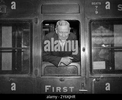 Der Right Honourouble Lord Justice Scott auf der Waterloo Station fährt am 31. Juli 1936 nach Südafrika © TopFoto Stockfoto