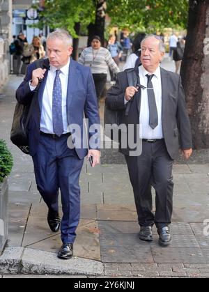 Cliff Crown (rechts), Vorsitzender von Brentford, zusammen mit dem Vorstandsvorsitzenden Jon Varney, kommen zu einer Hauptversammlung der Premier League in London. Bilddatum: Donnerstag, 26. September 2024. Stockfoto