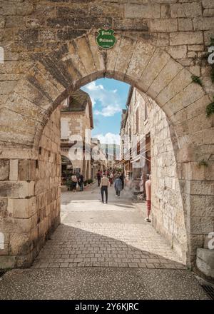 Rocamadour, Lot, Frankreich - 23. September 2024: Die Porte Salmon aus dem 13. Jahrhundert führt zur Rue Roland le Preux, der Hauptstraße des mittelalterlichen Dorfes o Stockfoto