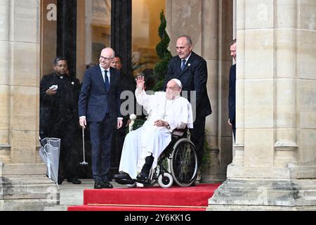 Luxemburg-Stadt, Luxemburg. September 2024. Papst Franziskus begrüßt die Bürger bei einem päpstlichen Besuch in Luxemburg-Stadt, Großherzogtum Luxemburg am Donnerstag, den 26. September 2024. Der Leiter der katholischen Kirche Papst Franziskus, geborener Jorge Mario Bergoglio, besucht Luxemburg und wird heute Abend nach Belgien reisen. BELGA PHOTO ERIC LALMAND Credit: Belga News Agency/Alamy Live News Stockfoto