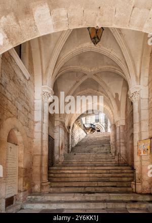 Rocamadour, Lot, Frankreich - 23. September 2024: Treppen zum Heiligtum, einem religiösen Komplex von 8 Kapellen und Pilgerzentrum, bei Rocam Stockfoto