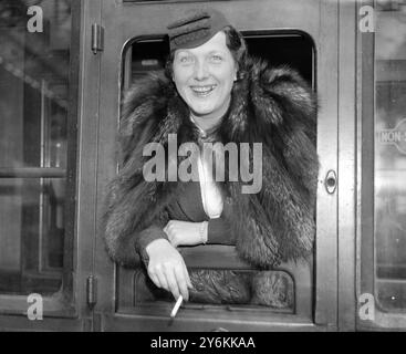 Miss Nora Williams, die Varieté Artiste, verlässt Waterloo Station in die USA am 16. Juli 1937 © TopFoto Stockfoto