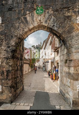 Rocamadour, Lot, Frankreich - 23. September 2024: Die Porte de Figuier aus dem 13. Jahrhundert führt zur Rue Roland le Preux, der Hauptstraße der mittelalterlichen Villa Stockfoto