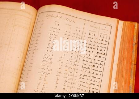 Vereinigte Arabische Emirate, Dubai, Expo 2020. Der französische Pavillon. Arabisches Alphabet in einem entdeckten alten Buch Stockfoto