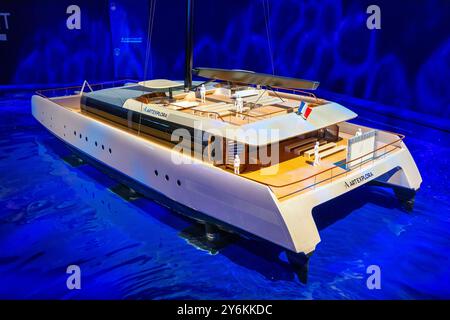 Vereinigte Arabische Emirate, Dubai, Expo 2020. Der französische Pavillon. Art Explora. Der ARTEXPLORER Katamaran, Museumsboot, entworfen von Axel de Beaufort und GUI Stockfoto