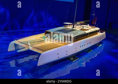 Vereinigte Arabische Emirate, Dubai, Expo 2020. Der französische Pavillon. Art Explora. Der ARTEXPLORER Katamaran, Museumsboot, entworfen von Axel de Beaufort und GUI Stockfoto