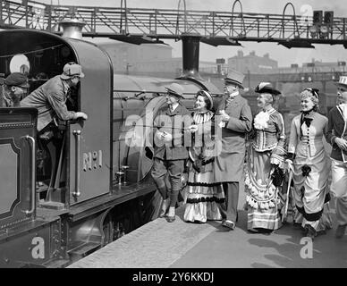 Am King's Cross. Die Stirling-Lokomotive 'No.1' von ihrem Stand im Eisenbahnmuseum in York, mit Fahrzeugen von vor 50 Jahren, macht sich auf einen Halbausflug nach Cambridge. Die Passagiere waren in der Kleidung der damaligen Zeit. August 1938 Stockfoto