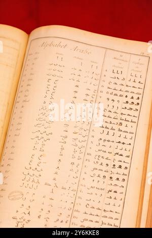 Vereinigte Arabische Emirate, Dubai, Expo 2020. Der französische Pavillon. Arabisches Alphabet in einem entdeckten alten Buch Stockfoto