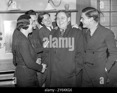 Charles Laughton erhielt Glückwünsche von seinen Mitspielern am Sadlers Wells Theatre zur Auszeichnung durch die Academy of Motion Picture Arts and Science of America für seinen Auftritt in The Private Life of Henry VIII am 7. März 1934 Stockfoto