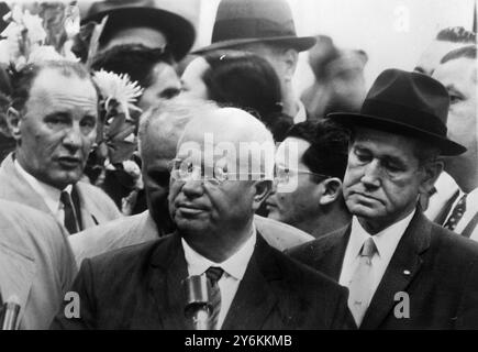 Herr K landet in New York - 19. September 1960 der ungarische Janos Kadar (links) blickt auf den sowjetischen Premierminister Nikita Chruschtschow, als er mit anderen kommunistischen Führern vor die Menschenmenge spricht, nachdem er aus dem Hafen von New York ausgestiegen ist, um an der UN-Generalversammlung teilzunehmen. Quelle: TopFoto.co.uk Stockfoto