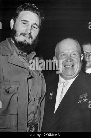 Lächeln vor der Eröffnungssitzung - New York - 21. September 1960 der kubanische Premierminister Fidel Castro und der sowjetische Premierminister Nikita Chruschtschow lächeln für die Presse, bevor sie an der Eröffnungsrede der UN-Generalversammlung in New York teilnehmen Credit: TopFoto.co.uk Stockfoto