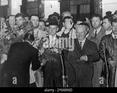 Herr K landet in New York - 19. September 1960 der sowjetische Premierminister Nikita Chruschtschow winkt der Menge in seinem regenbedeckten Anzug zu, nachdem er in New York zusammen mit anderen kommunistischen Führern ausgestiegen ist, um an der UN-Generalversammlung teilzunehmen. Quelle: TopFoto.co.uk Stockfoto