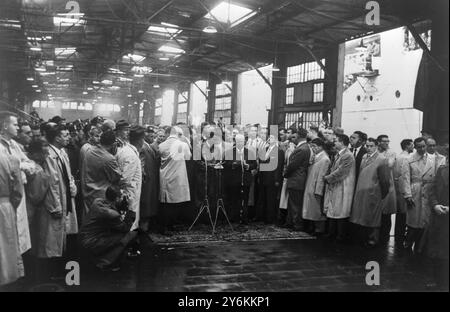 Herr K landet am 19. September 1960 in New York, als Regen durch die Löcher im Dach des Pier 73 (bekannt als Mülldock) strömt, spricht der sowjetische Premierminister Nikita Chruschtschow nach dem Ausstieg aus dem Hafen von New York mit anderen kommunistischen Führern an, um an der UN-Generalversammlung teilzunehmen. Quelle: TopFoto.co.uk Stockfoto