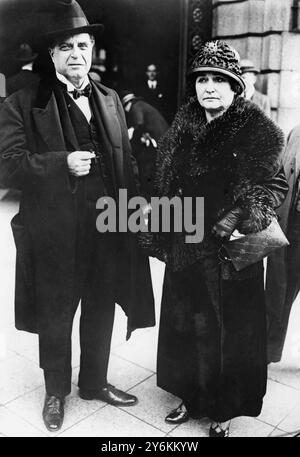 Pietro Mascagni, der italienische Komponist, im Urlaub mit seiner Frau in Berlin am 10. September 1924. Stockfoto