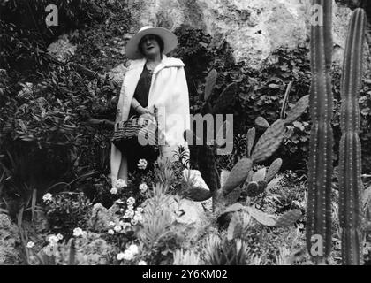 Lady de Bathe (Miss Lillie Langtry) die bekannte Schauspielerin, die am 6. Februar 1923 in Monte Carlo fotografierte: Lillie Langtry (geb. Emilie Charlotte Le Breton, auch Jersey Lily genannt) (* 13. Oktober 1853 bis 12. Februar 1929) war eine britische Schauspielerin, die 1853 auf Jersey geboren wurde. Stockfoto