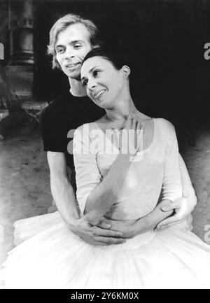 Rudolf Nureyev tanzt mit Annette Page in der Dornröschen in der Drury Lane. Miss Page stand für Dame Margot Fonteyn, die in Paname war, um bei ihrem Mann zu sein, der erschossen worden war. Stockfoto