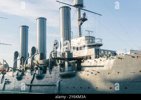 Sankt Petersburg, Russland - 16. Juni 2024: Bord des geschützten Kreuzers Aurora, heute als Museumsschiff erhalten Stockfoto