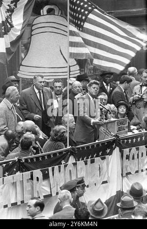 Kennedy spricht Bekleidungsarbeiter - 27. Oktober 1960 der demokratische Präsidentschaftskandidaten John F. Kennedy spricht während seiner Tour durch das Bekleidungsviertel von New York aus einer erhabenen Dias zu einer großen Menge von Bekleidungsarbeitern. 200.000 Menschen begrüßten Kennedy bei der Kundgebung an der 37th und 7th Avenue. Quelle: www.TopFoto.co.uk Stockfoto