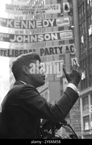 Kennedy spricht Bekleidungsarbeiter - 27. Oktober 1960 Senator John F. Kennedy spricht während seiner Tour durch das Bekleidungsviertel von New York aus einer erhabenen Dias zu einer großen Menge von Bekleidungsarbeitern. 200.000 Menschen begrüßten Kennedy bei der Kundgebung an der 37th und 7th Avenue. Quelle: www.TopFoto.co.uk Stockfoto