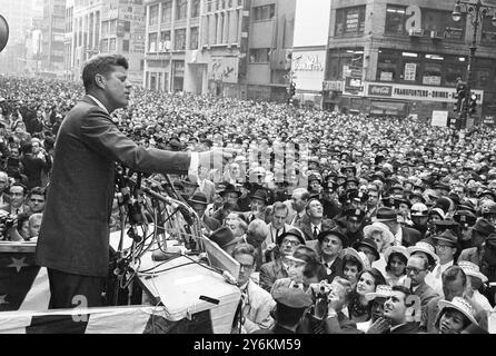 Kennedy spricht Bekleidungsarbeiter - 27. Oktober 1960 der demokratische Präsidentschaftskandidaten John F. Kennedy spricht während seiner Tour durch das Bekleidungsviertel von New York aus einer erhabenen Dias zu einer großen Menge von Bekleidungsarbeitern. 200.000 Menschen begrüßten Kennedy bei der Kundgebung an der 37th und 7th Avenue. Quelle: www.TopFoto.co.uk Stockfoto