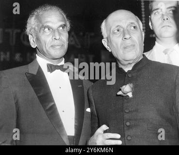 New York: Der indische Premierminister Nehru (rechts) und die indische Verteidigungsministerin Krishna Menon kommen hier zur Weltpremiere des Films „Sunrise at Compobello“ an einem Broadway-Theater an. Der Film enthält Greer Garson als Mrs Eleanor Roosevelt und Ralph Bellamy als Franklin Delano Roosevelt, Mrs Roosevelt war ihre persönliche Teilnahme an der Show, deren Erlöse an die nationale Stiftung March of Dimes gingen. 30. September 1960 Stockfoto