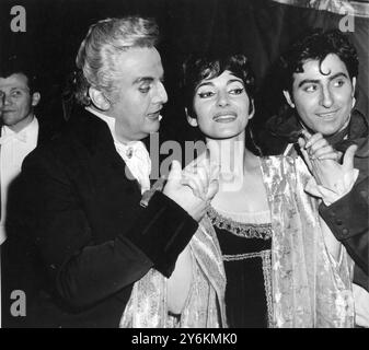 MARIA CALLAS 1965 mit Tito Gobbi (links) und Renato Cioni nach der königlichen Gala-Aufführung von Tosca im Royal Opera House Covent Garden Stockfoto