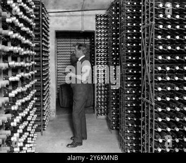 London and North Eastern Railway Provisioning Stores usw., King's Cross - The Wine Vault. 9. November 1924 Stockfoto