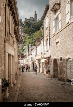 Rocamadour, Lot, Frankreich - 23. September 2024: Touristen schlendern durch die Boutiquen in der Rue Roland le Preux, der Haupteinkaufsstraße des mittelalterlichen Dorfes Stockfoto